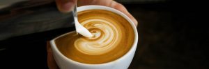 echando leche al cafe